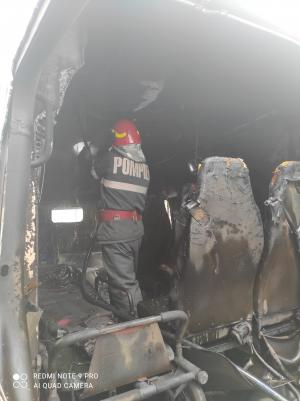 O ambulanță a luat foc în mers, pe un drum din Neamț. Urma să preia un pacient de la Spitalul TBC Bisericani