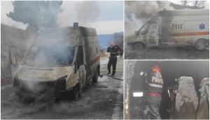 O ambulanță a luat foc în mers, pe un drum din Neamț. Urma să preia un pacient de la Spitalul TBC Bisericani
