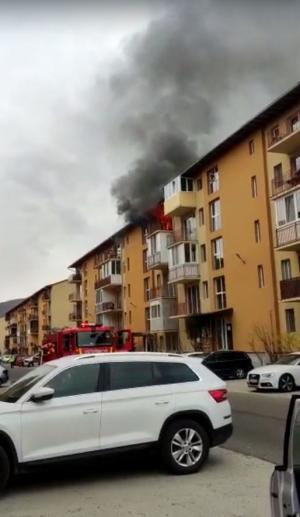 9 apartamente distruse complet, după ce un incendiu violent a izbucnit la ultimul etaj al unui bloc din Florești. "Nu se poate, bă!"