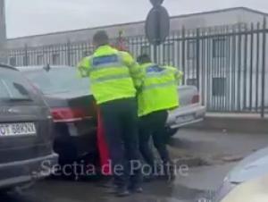 Șofer fugar, scos din mașină cu forța și imobilizat, după o urmărire ca în filme la Craiova