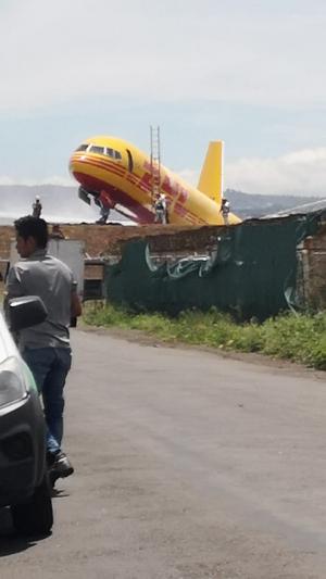Un avion cargo s-a rupt în două la aterizare pe un aeroport din Costa Rica