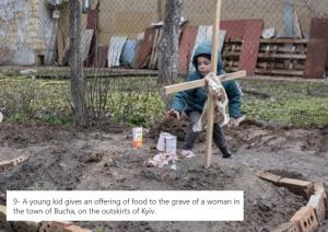 În Bucha, un băiețel duce conserve cu mâncare la mormântul mamei sale. Tânăra a murit într-un subsol, în fața celor trei copii ai ei