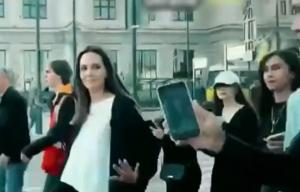 Angelina Jolie, surprinsă de sirene pe străzile din Liov. Actriţa şi-a păstrat tot timpul calmul