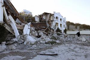 Clădiri în ruine la Odessa, după un atac cu rachete. Rușii au început să bombardeze la întâmplare