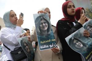 O cunoscută jurnalistă a fost împuşcată în faţă în Cisiordania. Israelienii și palestinienii se acuză reciproc de moartea ei
