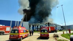 150 de angajaţi au rămas pe drumuri, după ce fabrica din Dej în care lucrau a fost distrusă într-un incendiu: "De 20 de ani tot pentru asta muncim. Uite! S-a distrus"