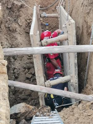 Un bărbat din Satu Mare, îngropat de viu sub un mal de pământ, la patru metri adâncime. Medicii nu l-au mai putut salva