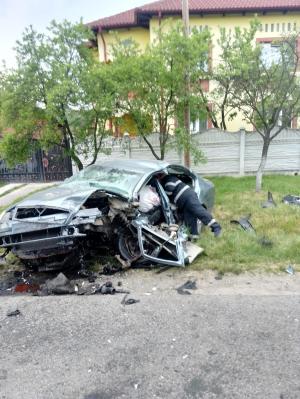 Patru persoane, rănite după ce două autoturisme s-au ciocnit pe un drum judeţean din Vâlcea. O maşină s-a făcut praf în urma impactului
