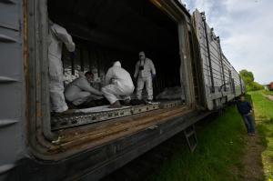 Cadavrele soldaților ruși sunt încărcate în trenuri frigorifice pentru a fi trimise în Rusia. FOTO
