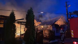 Un atelier de mobilă şi o locuință, mistuite de flăcări în Botoşani. Incendiul a fost vizibil de la câțiva kilometri distanță
