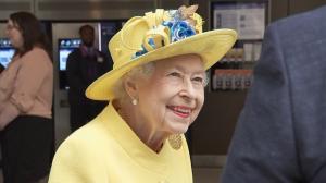 Elisabeta a II-a, apariţie-surpriză la metrou. Regina a inaugurat o linie care îi poartă numele