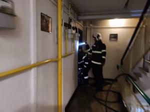 Incendiu într-un apartament din Ploieşti: bateria unui scuter a explodat. O femeie a sărit de la etaj