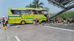 14 persoane au murit într-un cumplit accident, după ce şoferul unui autobuz s-a urcat drogat la volan, în Indonezia. Alţi 19 pasageri au fost răniţi