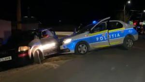 Un şofer beat criţă, oprit de poliţişti după 17 kilometri: oamenii legii i-au lovit maşina pentru a pune capăt cursei. Bărbatul avea şi o macetă