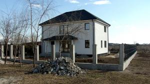Ioan şi-a construit o casă lângă Bucureşti, iar acum vine zilnic să verifice ce i-au mai furat hoţii