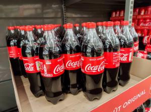 De ce nu se desprinde capacul noilor sticle de Coca-Cola
