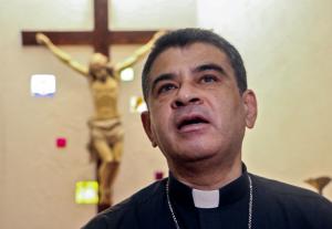 Un episcop care susține că este hărțuit de poliție, s-a refugiat într-o biserică și a intrat în greva foamei, în Nicaragua