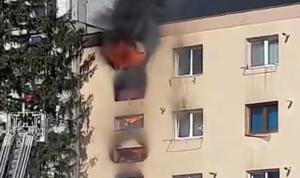 "M-am panicat puţin. Nu ştiam ce se întâmplă". Un incendiu violent a făcut praf mai multe apartamente dintr-un bloc din Braşov. Unii au rămas blocaţi în case printre flăcări