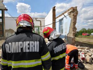 Un bărbat din Botoşani a murit, iar altul a fost rănit, după ce un perete al clădirii pe care o renovau s-a prăbuşit peste ei
