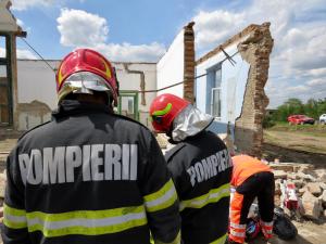 Un bărbat din Botoşani a murit, iar altul a fost rănit, după ce un perete al clădirii pe care o renovau s-a prăbuşit peste ei