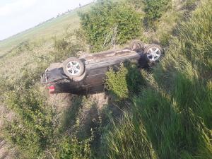 Accident grav în apropiere de Buzău. O maşină s-a răsturnat în şanţ în urma unei depăşiri periculoase