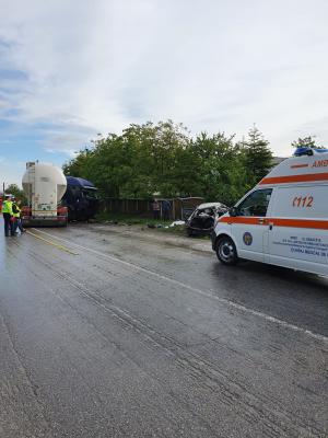 Familie spulberată de cisternă pe un drum din Bacău, după ce tatăl a intrat cu mașina pe contrasens. Părinții au murit pe loc, fiica de 18 ani este singurul supraviețuitor
