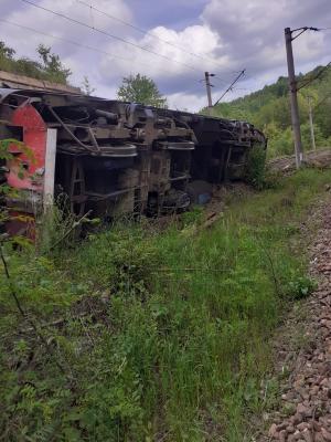 O locomotivă a deraiat între Petroşani şi Simeria. Mecanicul este rănit