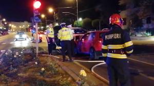 "Viteză şi cam atât îmi amintesc". Audi și Volkswagen în flăcări, după o întrecere pe străzile din Timișoara. Mașinile s-au ciocnit la semafor și au luat foc