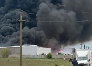 Incendiu puternic la un depozit de deşeuri din Techirghiol. Zeci de pompieri se luptă cu flăcările