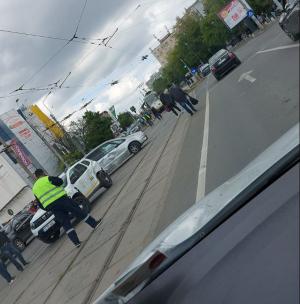 Un tramvai din Bucureşti a intrat în plin în mai multe maşini care aşteptau la semafor. Din cauza vitezei, vatmanul nu a mai putut opri nici măcar în staţie