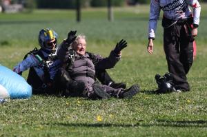 O suedeză a sărit cu paraşuta la 103 ani, stabilind un record mondial. "Mă gândeam de multă vreme să fac asta" - VIDEO