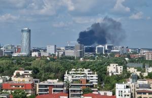 Incendiu puternic în zona centrului comercial Pipera Plaza din București. Fumul dens a fost vizibil de la kilometri distanță