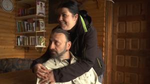 Povestea românilor izolaţi în vârf de munte: Dana şi Bebi au "fugit" de 16 ani de la oraş. Nu regretă nimic, în ciuda greutăţilor