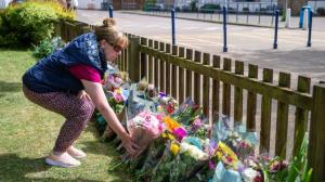 Altar de flori pentru dansatorul de 18 ani, ucis pe stradă în drum spre casă. Era o vedetă locală, după ce a apărut într-un show de talente la BBC