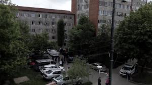 Răsturnare de situaţie în cazul tragediei din Timişoara, unde o mamă s-a aruncat împreună cu copiii săi de pe un bloc de 10 etaje. Locul tragediei a devenit altar de lumânări şi flori