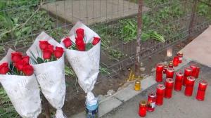 Răsturnare de situaţie în cazul tragediei din Timişoara, unde o mamă s-a aruncat împreună cu copiii săi de pe un bloc de 10 etaje. Locul tragediei a devenit altar de lumânări şi flori
