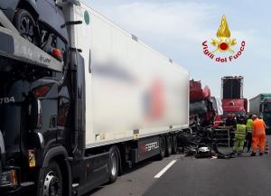 Transportor românesc, carambol mortal cu alte două TIR-uri, în Italia. Unul dintre șoferi a sfârșit în cabina strivită