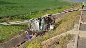 Doi adulţi şi doi copii, la un pas de tragedie după ce maşina în care se aflau s-a răsturnat pe Autostrada Soarelui
