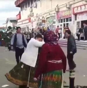 Circ în Piaţa Centrală din Târgu Jiu: Două femei de etnie romă s-au luat la bătaie în văzul tuturor. Un bărbat a intervenit cu palme să le despartă