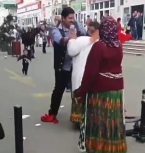 Circ în Piaţa Centrală din Târgu Jiu: Două femei de etnie romă s-au luat la bătaie în văzul tuturor. Un bărbat a intervenit cu palme să le despartă