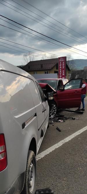 Impact violent între două maşini, surprins de o cameră, în Maramureş. Un şofer a intrat pe constrasens şi a lovit un Range Rover, condus de o tânără de 25 de ani