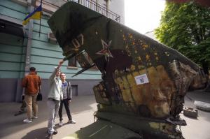 Ucraina a organizat o altfel de "paradă" pe 9 mai. Epavele unor tancuri şi transportoare blindate ruseşti, expuse pe o stradă din Kiev