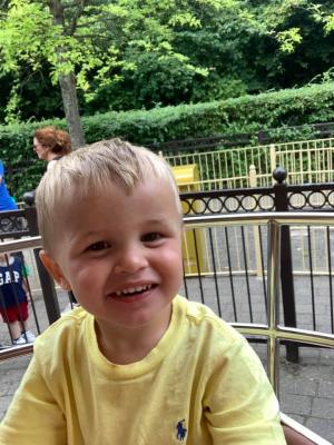 Un băieţel de 4 ani a murit după ce s-a izbit de un stâlp metalic, în timp ce conducea pentru prima dată o mini-motocicletă de copii