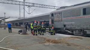 O locomotivă a luat foc în Gara Constanţa. Primele imagini de la faţa locului