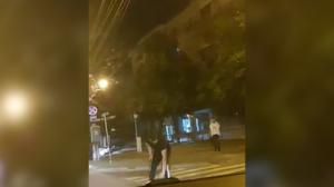 Trei bărbaţi s-au bătut pentru o fată pe o stradă în Galaţi. Un tânăr de 21 de ani a ajuns la spital