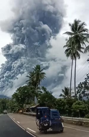 Imagini spectaculoase în Filipine. Un oraş întreg a fost acoperit cu cenuşă după ce un vulcan a erupt de două ori într-o săptămână