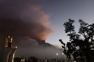 Imagini spectaculoase în Filipine. Un oraş întreg a fost acoperit cu cenuşă după ce un vulcan a erupt de două ori într-o săptămână