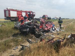Accident grav în Brăila: Mașină făcută un morman de fiare după impactul cu un TIR, doi oameni au murit