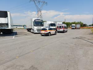 Moarte învăluită în mister pentru un șofer român de TIR din Italia. Bărbatul de 45 de ani a fost găsit mort de ore bune într-o parcare