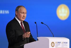 Putin anunţă sfârşitul lumii unipolare conduse de SUA. Îi imploră pe oamenii de afaceri să investească în Rusia: "E mai sigur la voi acasă"